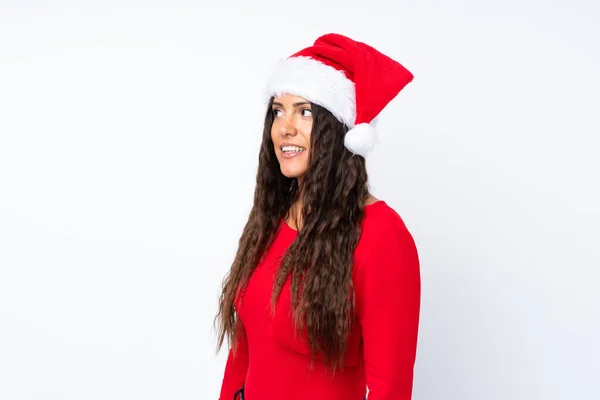 Κορίτσι Χριστουγεννιάτικο Καπέλο Πάνω Από Απομονωμένο Λευκό Φόντο Κοιτάζοντας Στο — Φωτογραφία Αρχείου