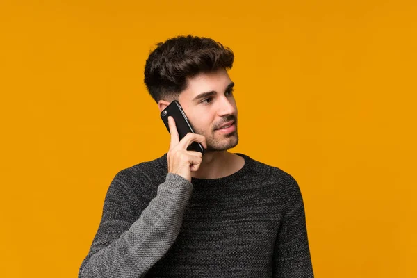 Jovem Sobre Fundo Isolado Mantendo Uma Conversa Com Telefone Celular — Fotografia de Stock