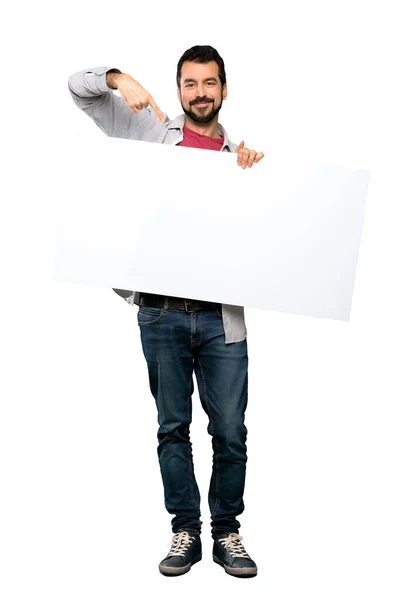 在孤立的白色背景上拿着空标语牌的英俊男子的全长镜头 — 图库照片