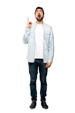 Uzun boylu, sakallı, yalnız beyaz arka planı olan yakışıklı bir adam.