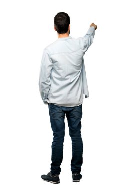 İzole beyaz arka plan üzerinde sakallı yakışıklı adam tam uzunlukta atış