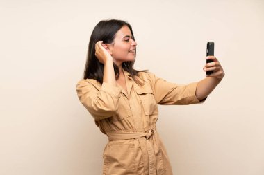 Izole arka plan üzerinde selfie yapma genç kız