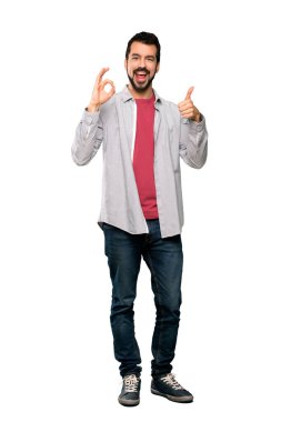 Ok işareti ve yukarı hareket izole beyaz arka plan üzerinde gösterilen sakallı yakışıklı adam tam uzunlukta atış