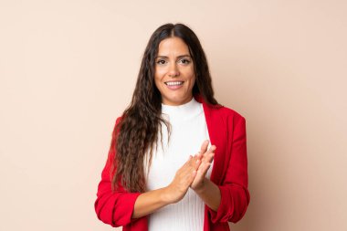 Aşırı izole olmuş genç bir kadın alkışlıyor