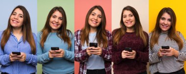 Bir grup kadın cep telefonuyla mesaj gönderiyor.