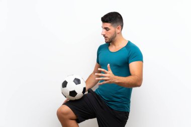 Izole beyaz duvar üzerinde Yakışıklı genç futbolcu adam