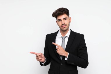 İzole edilmiş beyaz arka planda genç iş adamları parmak kaldırıyor.