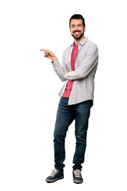 Yan tarafa izole beyaz arka plan için sakal işaret parmağı yakışıklı adamın tam uzunlukta atış