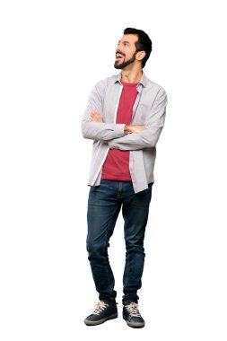 Mutlu ve gülümseyen izole beyaz arka plan üzerinde sakallı yakışıklı adam tam uzunlukta atış