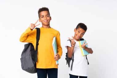 İki Afrikalı Amerikalı öğrenci izole edilmiş beyaz arka plan ve zafer jestleri yapıyorlar.