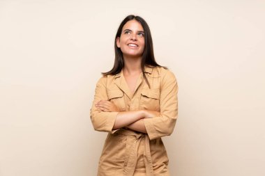 İzole edilmiş genç kız gülümserken yukarı bakıyor.