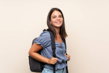 Sırt çantası ile izole arka plan üzerinde Genç kız