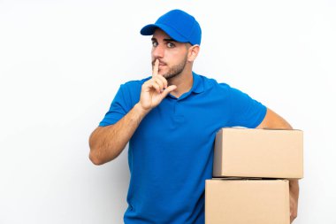 Teslimatçı, izole edilmiş beyaz arka plan üzerinde sessizlik hareketi yapıyor.