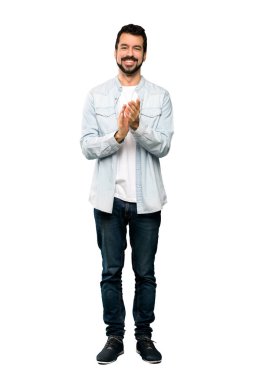 Sakallı, yakışıklı bir adamın, izole edilmiş beyaz arka plan üzerine bir konferansta sunumdan sonra alkışladığı uzun bir çekim.