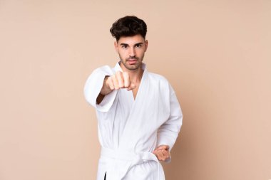 Tecrit edilmiş genç adam karate yapıyor.