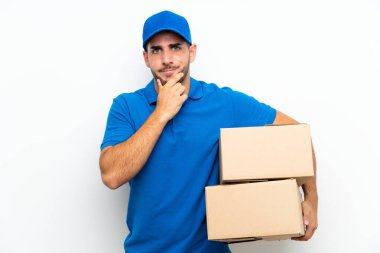 Teslimatçı beyaz arka planda gülüyor.