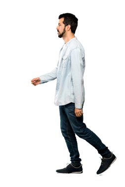 İzole beyaz arka plan üzerinde sakallı yakışıklı adam tam uzunlukta atış