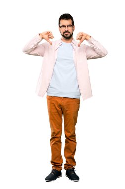 Uzun boylu, sakallı bir adamın izole edilmiş beyaz arka planda baş parmağını göstermesi.