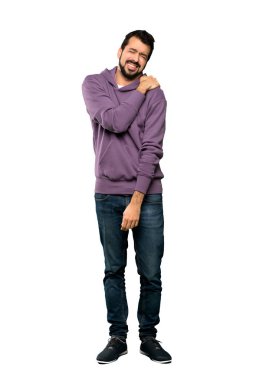 Eşofmanlı, omuz ağrısından muzdarip yakışıklı bir adamın izole edilmiş beyaz arka planı için gösterdiği çaba.