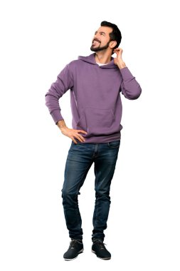 Eşofmanlı yakışıklı bir adamın izole edilmiş beyaz arka plan üzerine bir fikir düşünmesi.