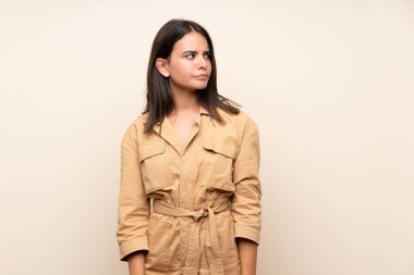 Tecrit edilmiş bir geçmişi olan genç bir kız şüpheli hareketler yapıyor.