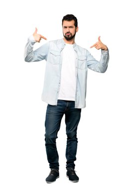 Sakallı, yakışıklı, gururlu ve kendini beğenmiş bir adamın izole edilmiş beyaz arka planı.