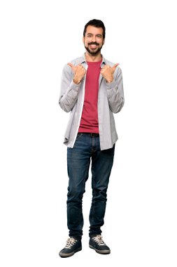 Tam uzunlukta atış ile jest ve izole beyaz arka plan üzerinde gülümseyen Yaşasın sakallı yakışıklı adam
