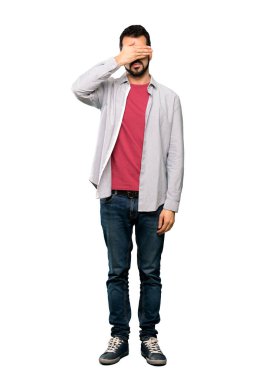 Gözleri eller tarafından kapsayan sakallı yakışıklı adam tam uzunlukta bir kadeh. Bir şey izole beyaz arka plan üzerinde görmek istiyor musunuz