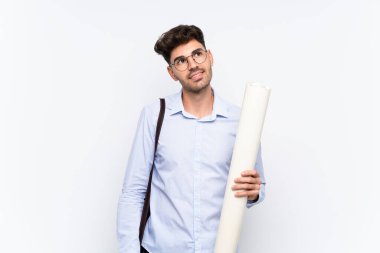 Genç mimar, izole edilmiş beyaz arka planda gülüyor ve yukarı bakıyor.