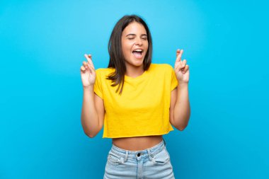 İzole edilmiş mavi arka planı olan genç bir kız.