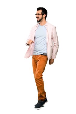Sakallı yakışıklı bir adamın izole edilmiş beyaz arka planda yürürken tam boy fotoğrafı.