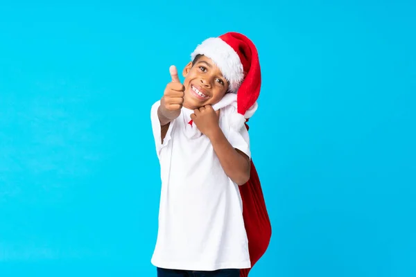 Menino Afro Americano Com Chapéu Natal Levando Saco Com Presentes — Fotografia de Stock