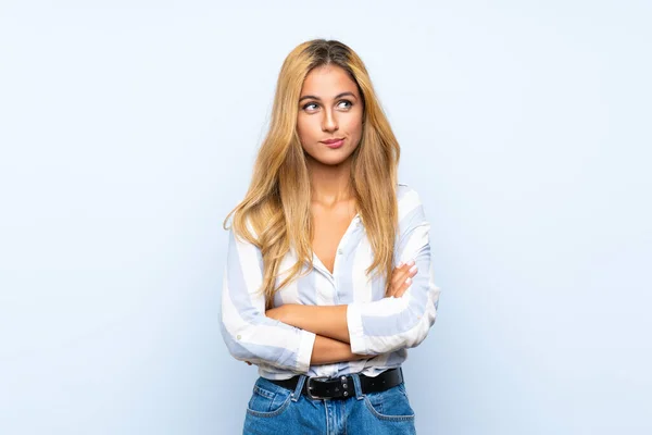 Giovane Donna Bionda Sfondo Blu Isolato Con Espressione Del Viso — Foto Stock