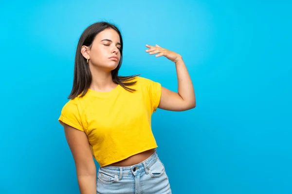 Menina Sobre Fundo Azul Isolado Com Expressão Cansada Doente — Fotografia de Stock