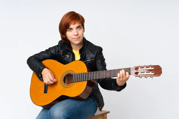Ryšavá žena hrající na kytaru — Stock fotografie