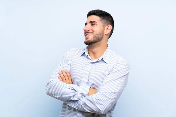 Kaukasische Knappe Man Geïsoleerde Blauwe Achtergrond Lachen — Stockfoto