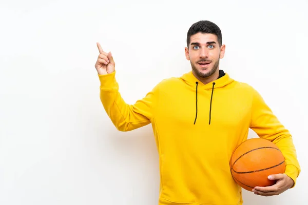 Schöner Junger Basketballspieler Mann Über Isolierte Weiße Wand Überrascht Und — Stockfoto