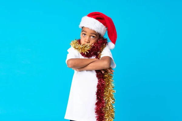Africký Americký Chlapec Vánočním Kloboukem Dělat Pochybnosti Gesto Při Zvedání — Stock fotografie