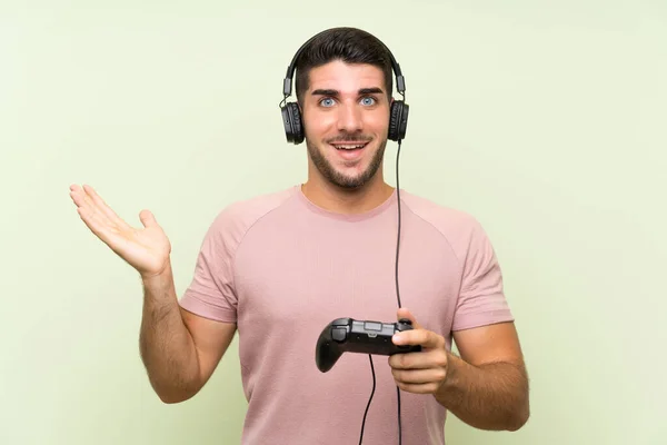 Jovem Homem Bonito Jogando Com Controlador Videogame Sobre Parede Verde — Fotografia de Stock