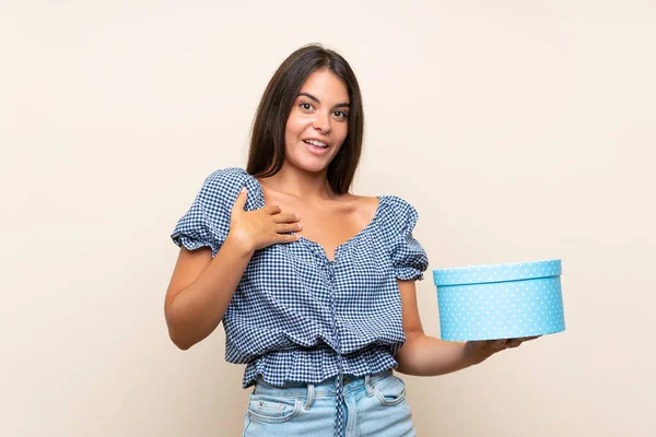 Menina Sobre Fundo Isolado Segurando Caixa Presente — Fotografia de Stock