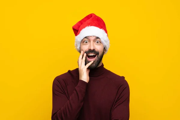 Hombre Con Sombrero Navidad Sobre Fondo Amarillo Aislado Con Sorpresa —  Fotos de Stock