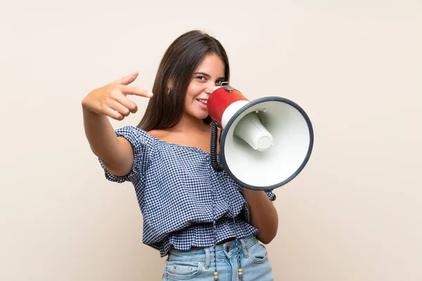 Chica Joven Sobre Fondo Aislado Gritando Través Megáfono —  Fotos de Stock