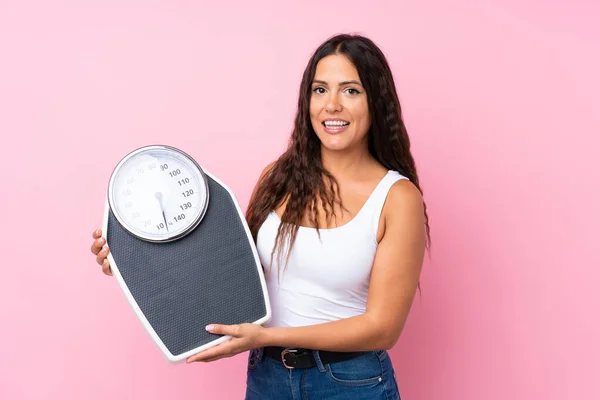 Giovane Donna Sfondo Rosa Isolato Con Pesatrice — Foto Stock