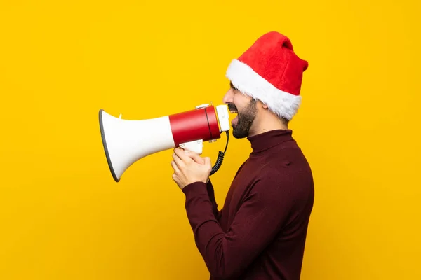 Hombre Con Sombrero Navidad Sobre Fondo Amarillo Aislado Gritando Través — Foto de Stock