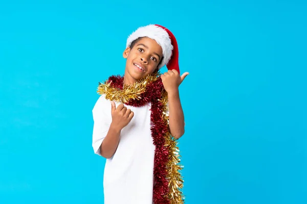 Niño Afroamericano Con Sombrero Navidad Señalando Lado Para Presentar Producto —  Fotos de Stock