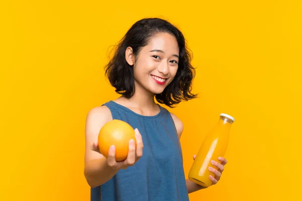 Asiatisk ung kvinna som håller en orange — Stockfoto