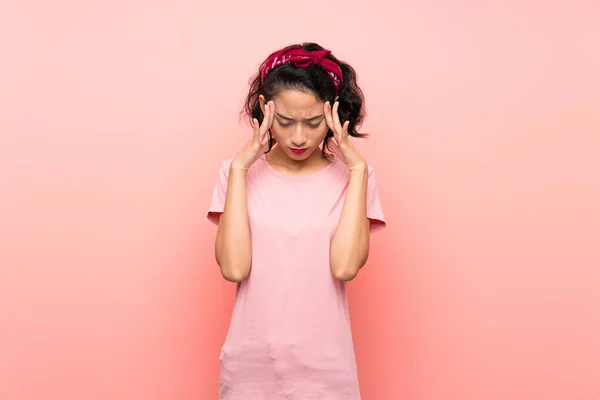 Asiatico Giovane Donna Oltre Isolato Rosa Sfondo Con Mal Testa — Foto Stock