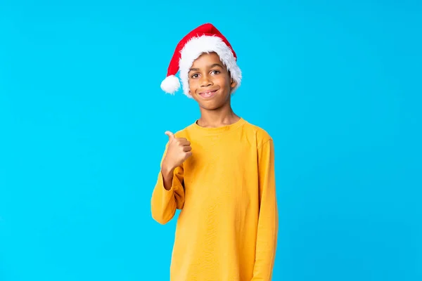 非洲裔美国男孩头戴圣诞帽 大拇指高举 因为发生了件好事 — 图库照片