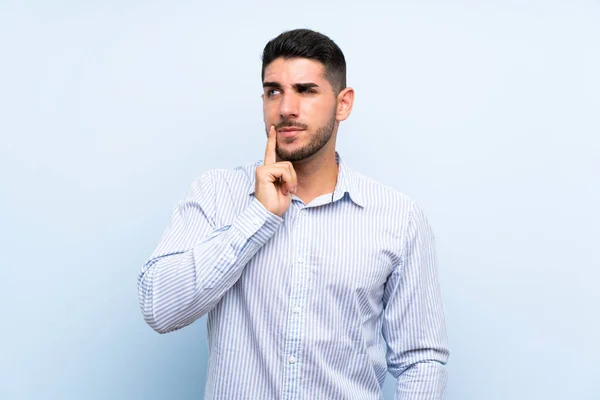 Caucásico Guapo Hombre Sobre Aislado Azul Fondo Pensamiento Idea — Foto de Stock