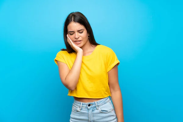 Chica Joven Sobre Fondo Azul Aislado Con Dolor Muelas —  Fotos de Stock